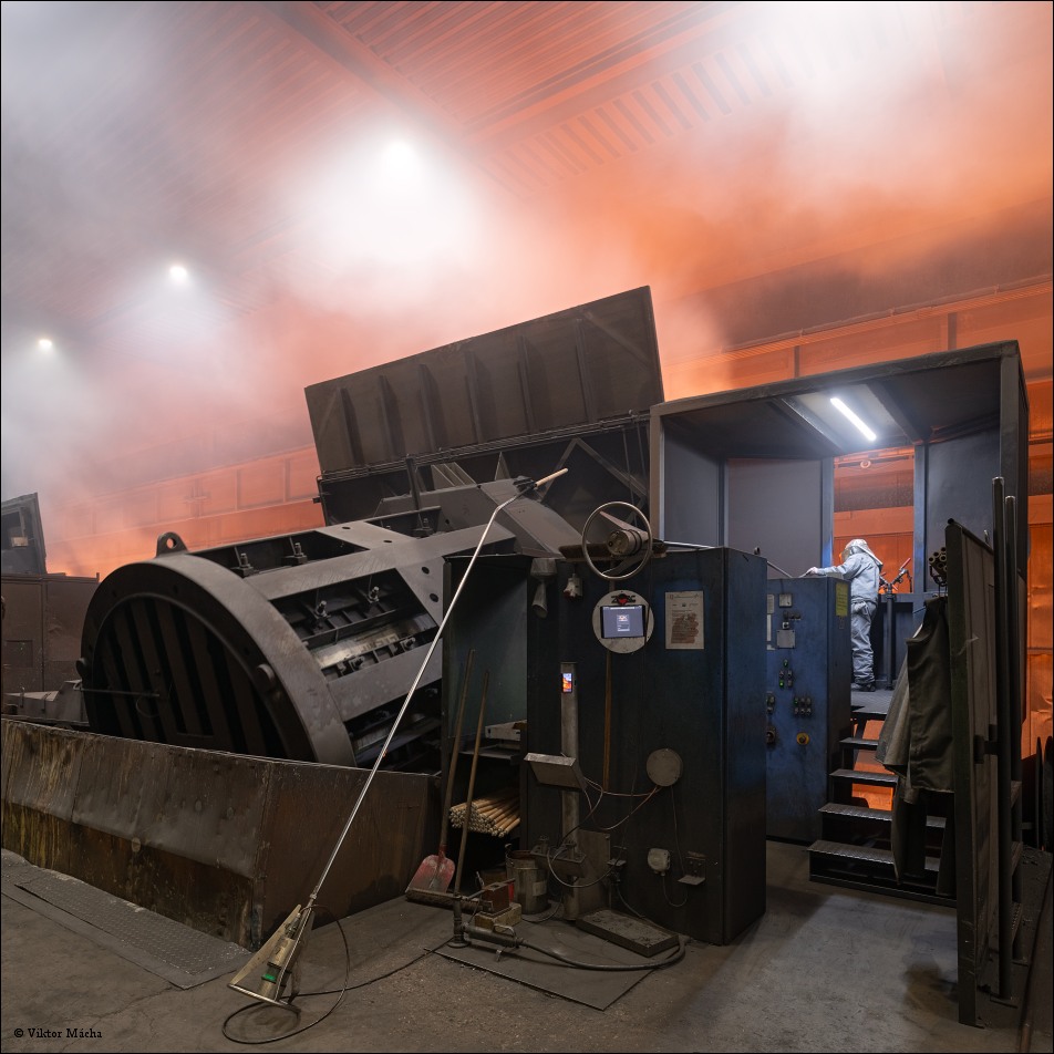 Siempelkamp foundry - induction furnace tapping