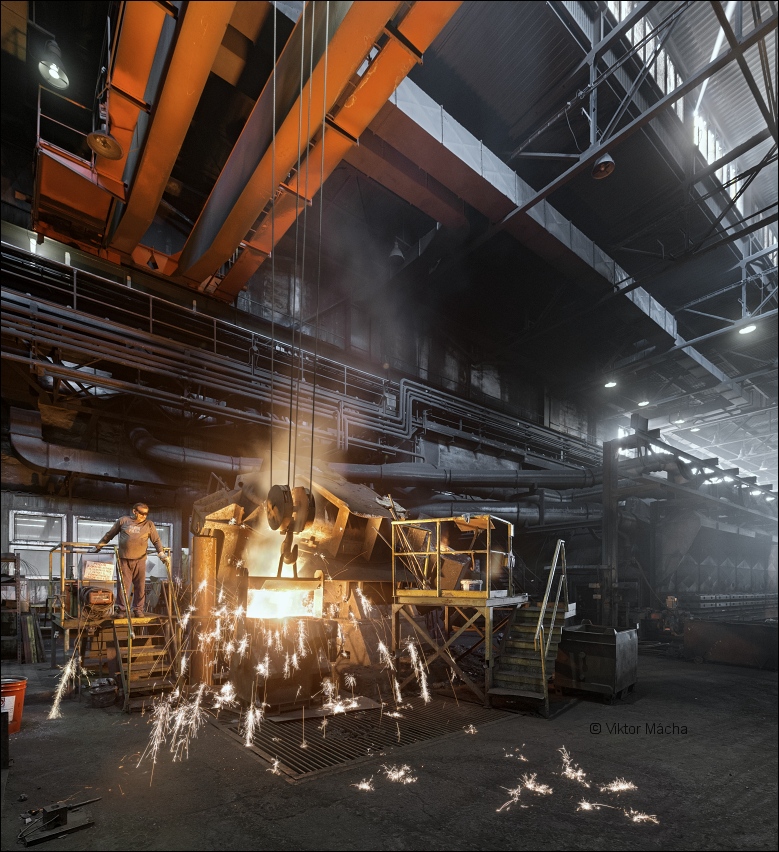 Ferex foundry, tapping the holding furnace
