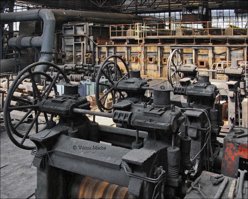 Noval rolling mill, stands