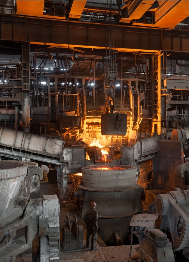 Donetskstal, tapping the 145-ton open hearth furnace