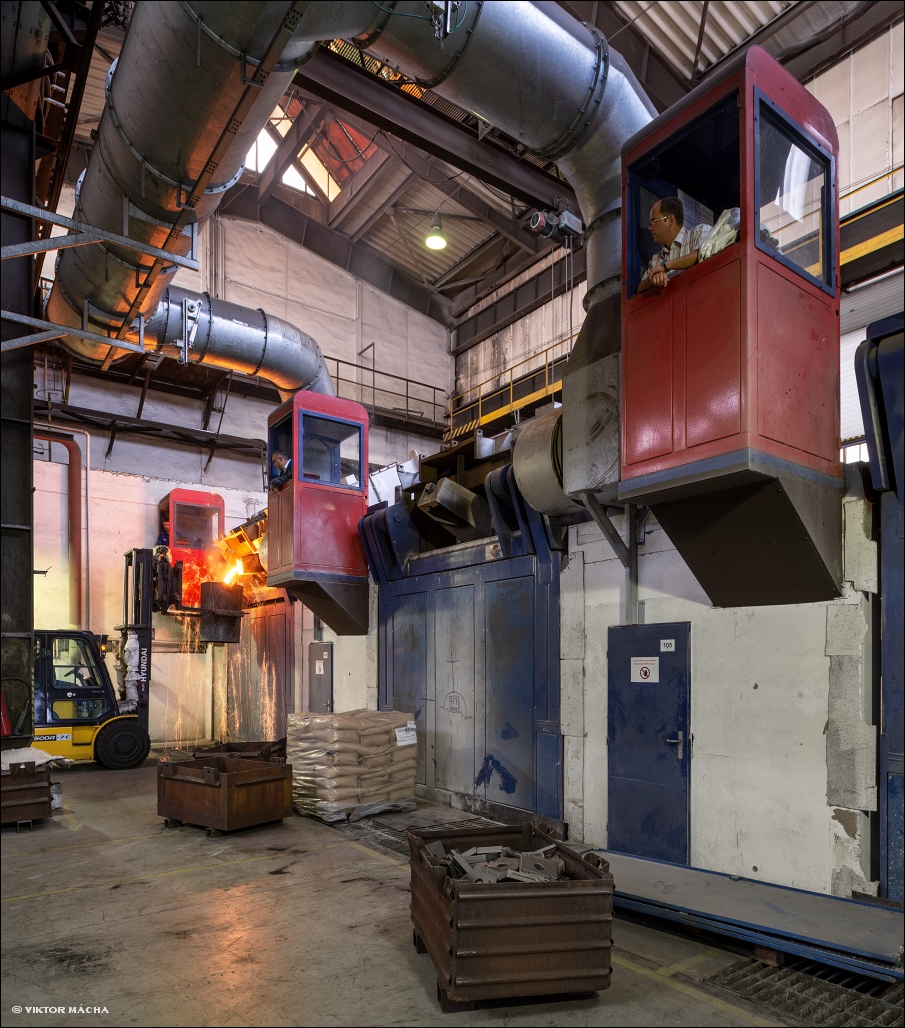 Feramo foundry, tapping the induction furnace