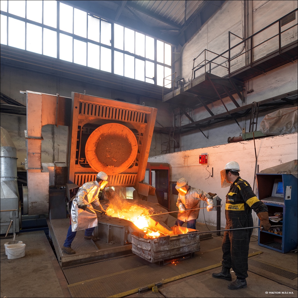 Feramo foundry, work at the induction furnace