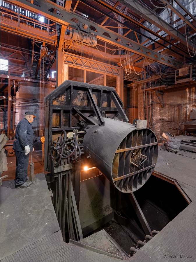 KD Foundry (Králodvorské železárny), tapping the induction furnace