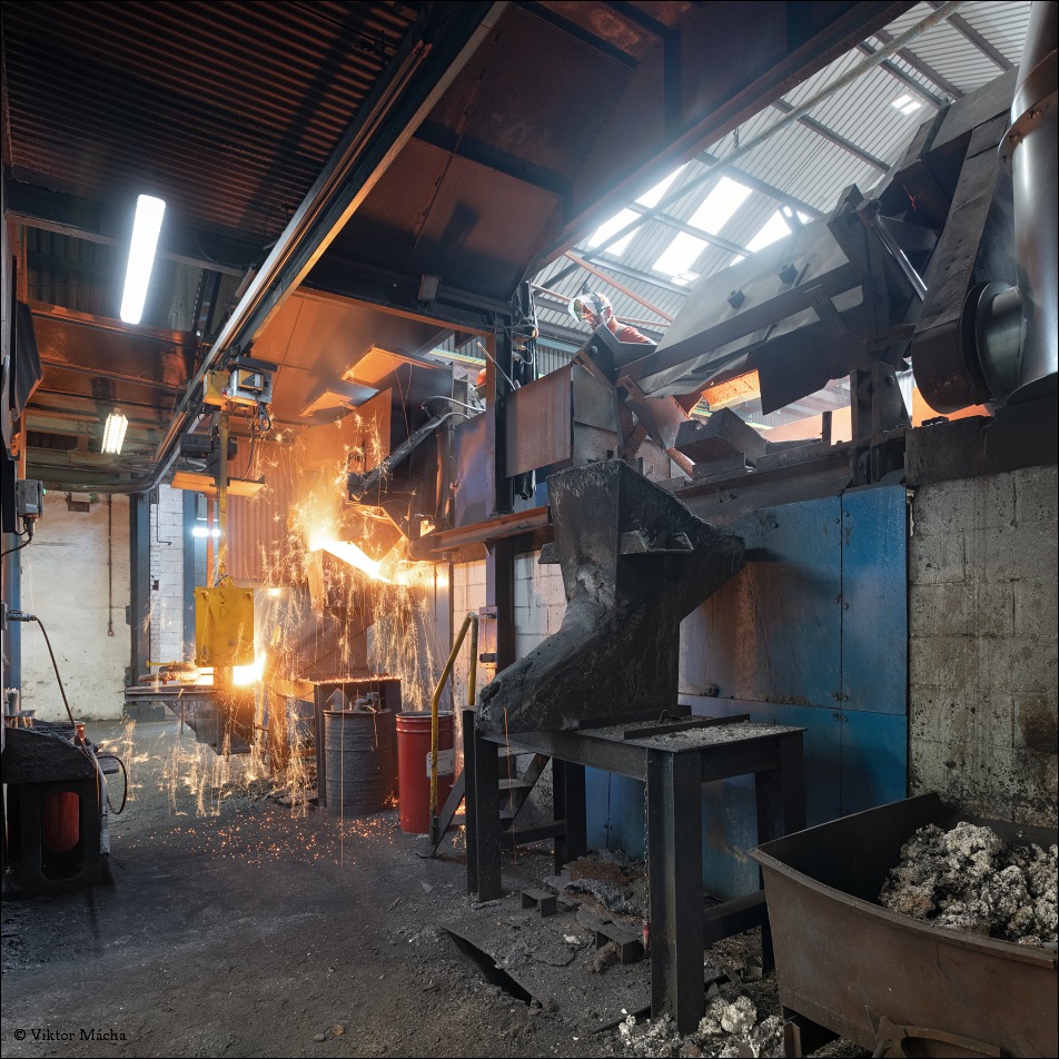 Saint-Gobain Telford - tapping the induction furnace