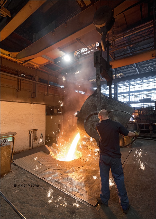 slévárna ZPS, grey iron pouring into the induction furnace