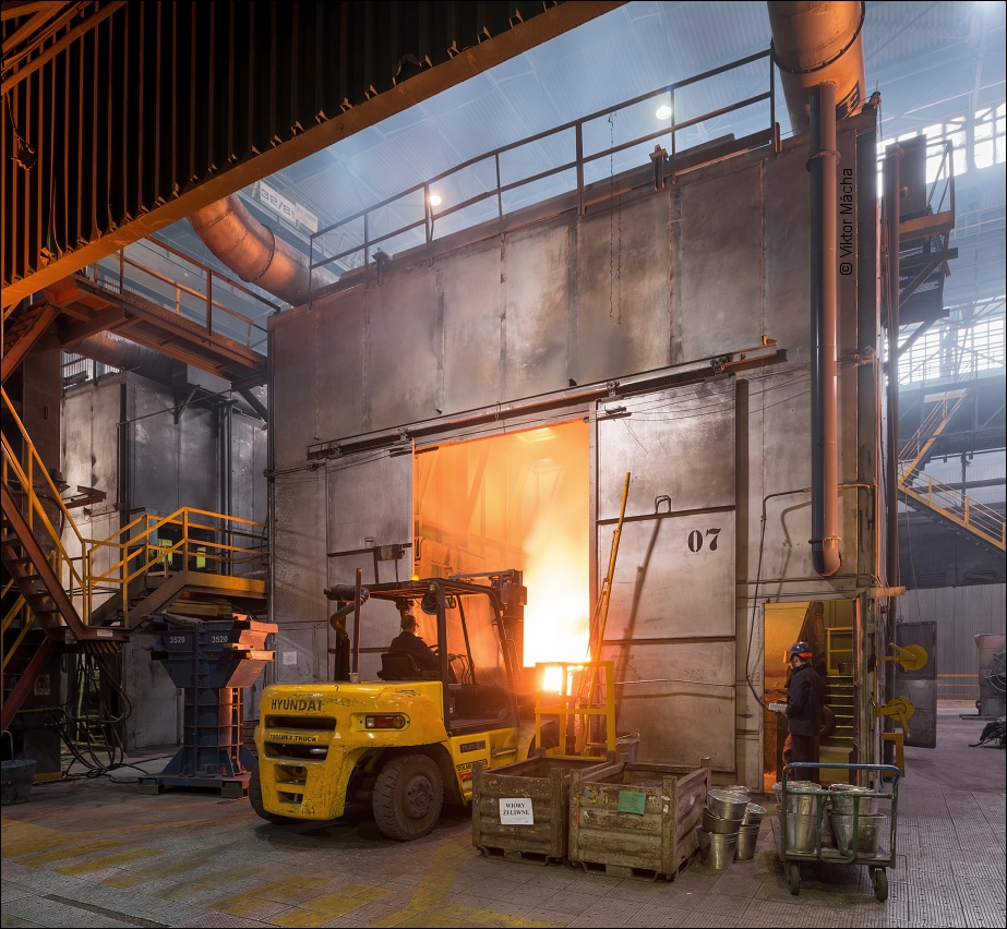 Teksid Poland, tapping the induction furnace