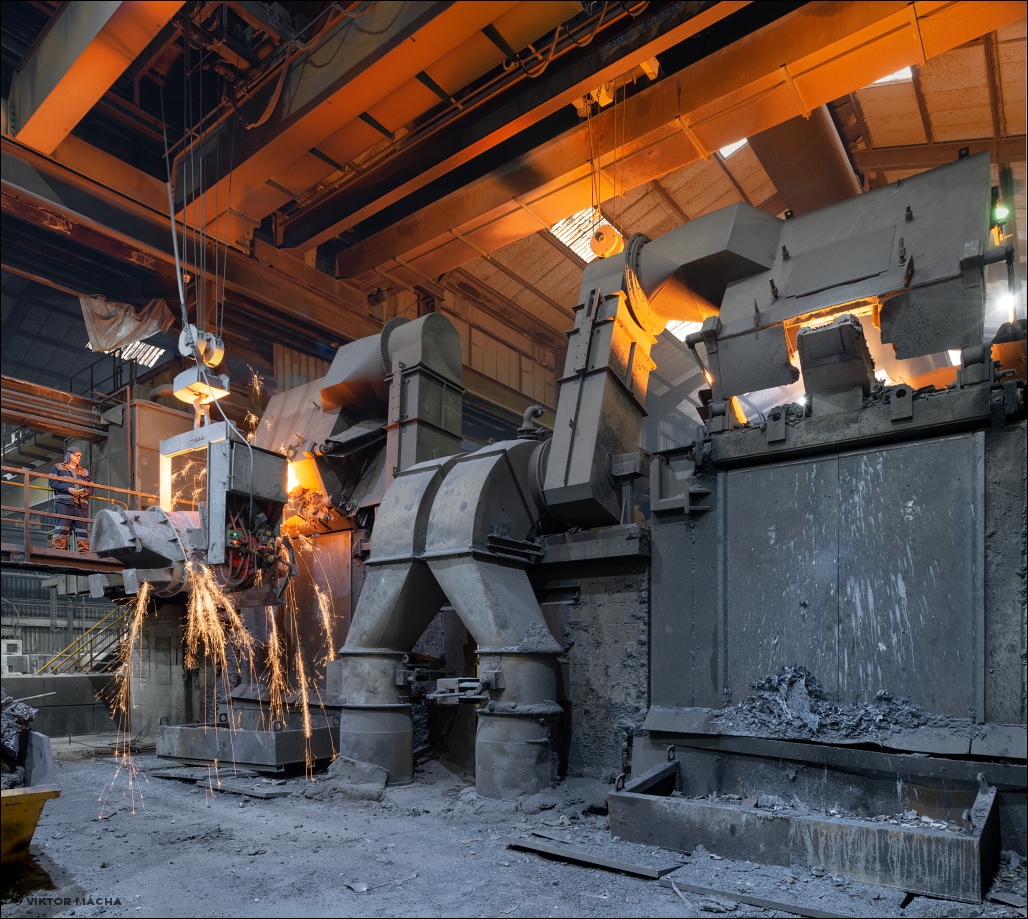 United Cast Bar, tapping the induction furnace