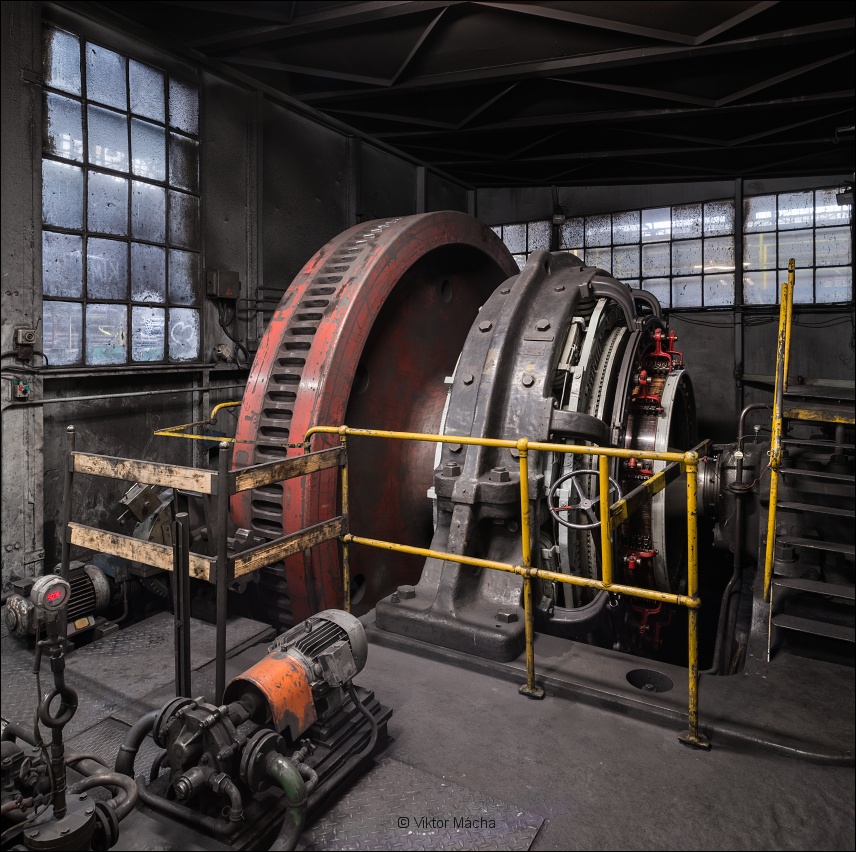 Tube rolling mill, engine drive